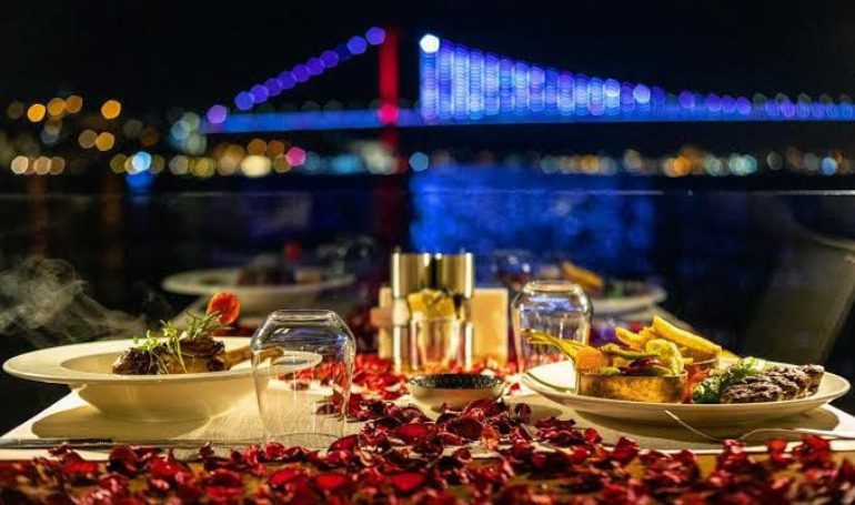 BOSPHORUS DINNER & TURKISH NIGHT SHOW CRUISE- ROMANTİC TABLE